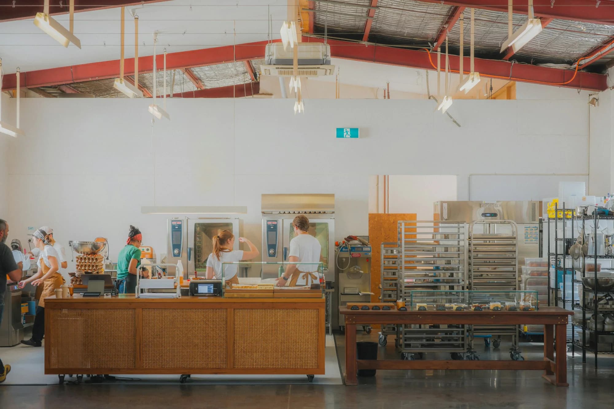 Team bei der Arbeit in einer offenen Bäckereiproduktion