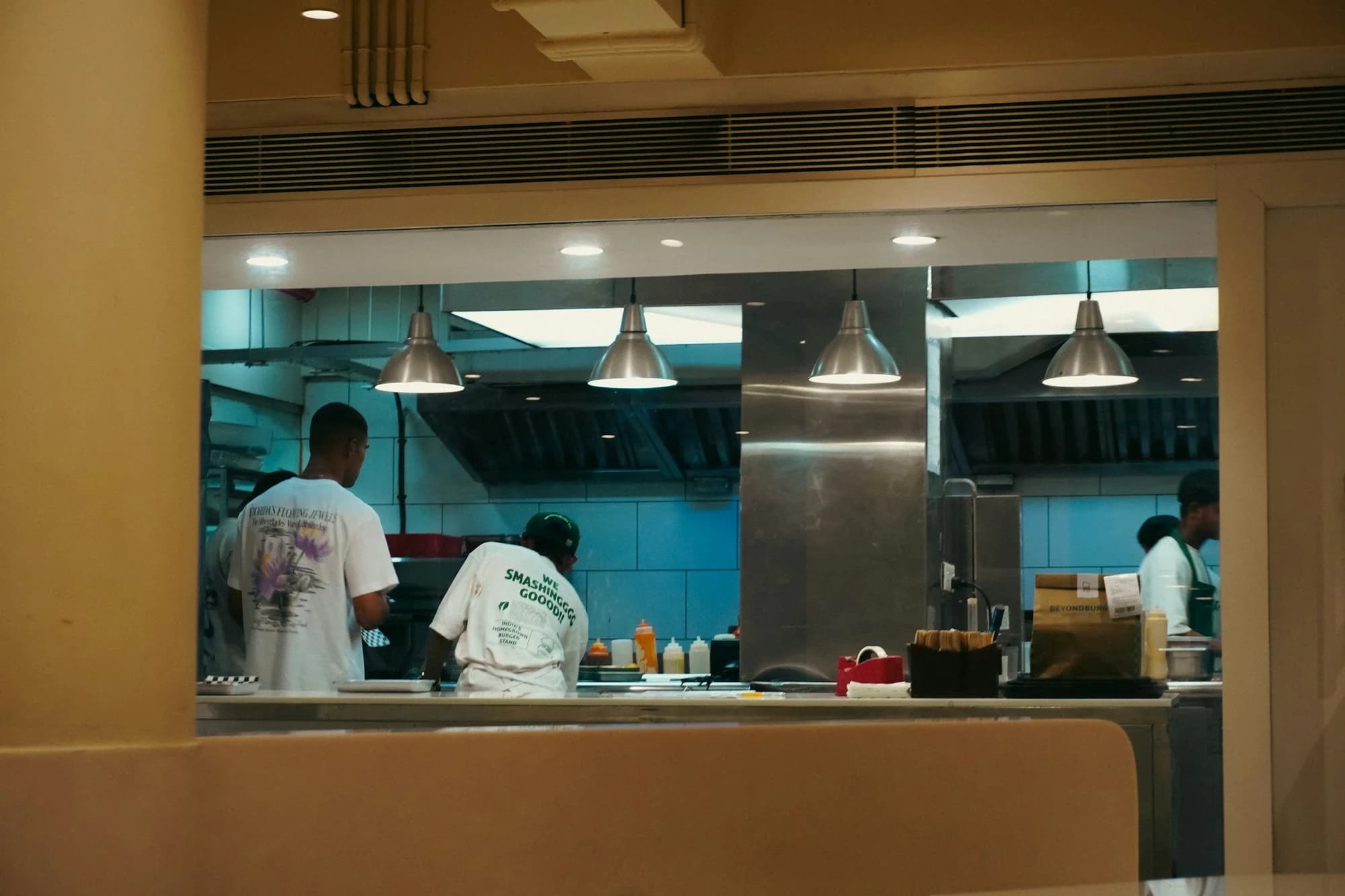 Küchenteam bei der Arbeit in einer Restaurantküche