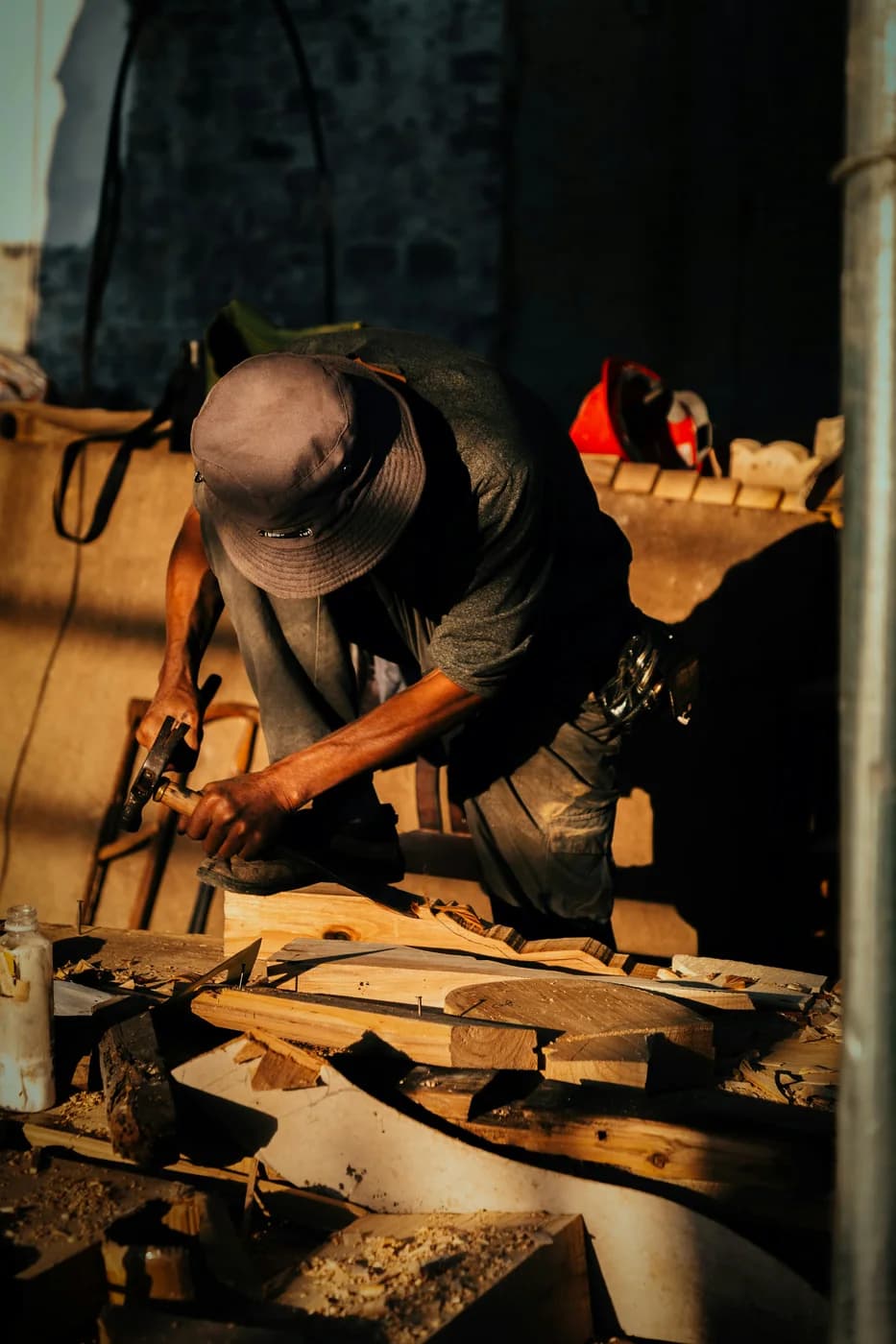 Handwerker bearbeitet Holz in einer Werkstatt