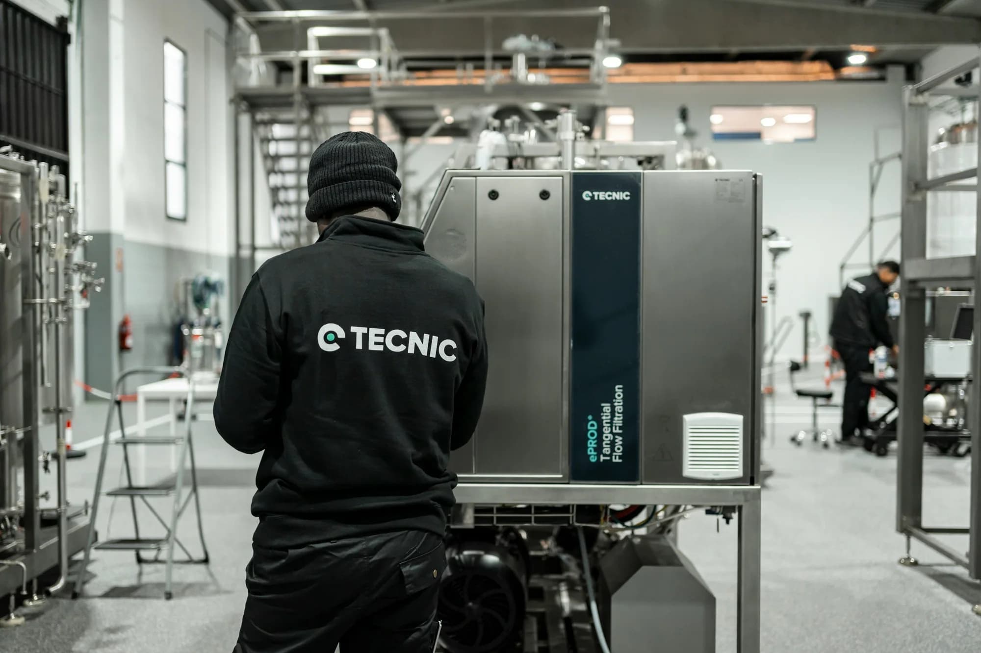 Mitarbeiter bei der Arbeit an einer industriellen Anlage