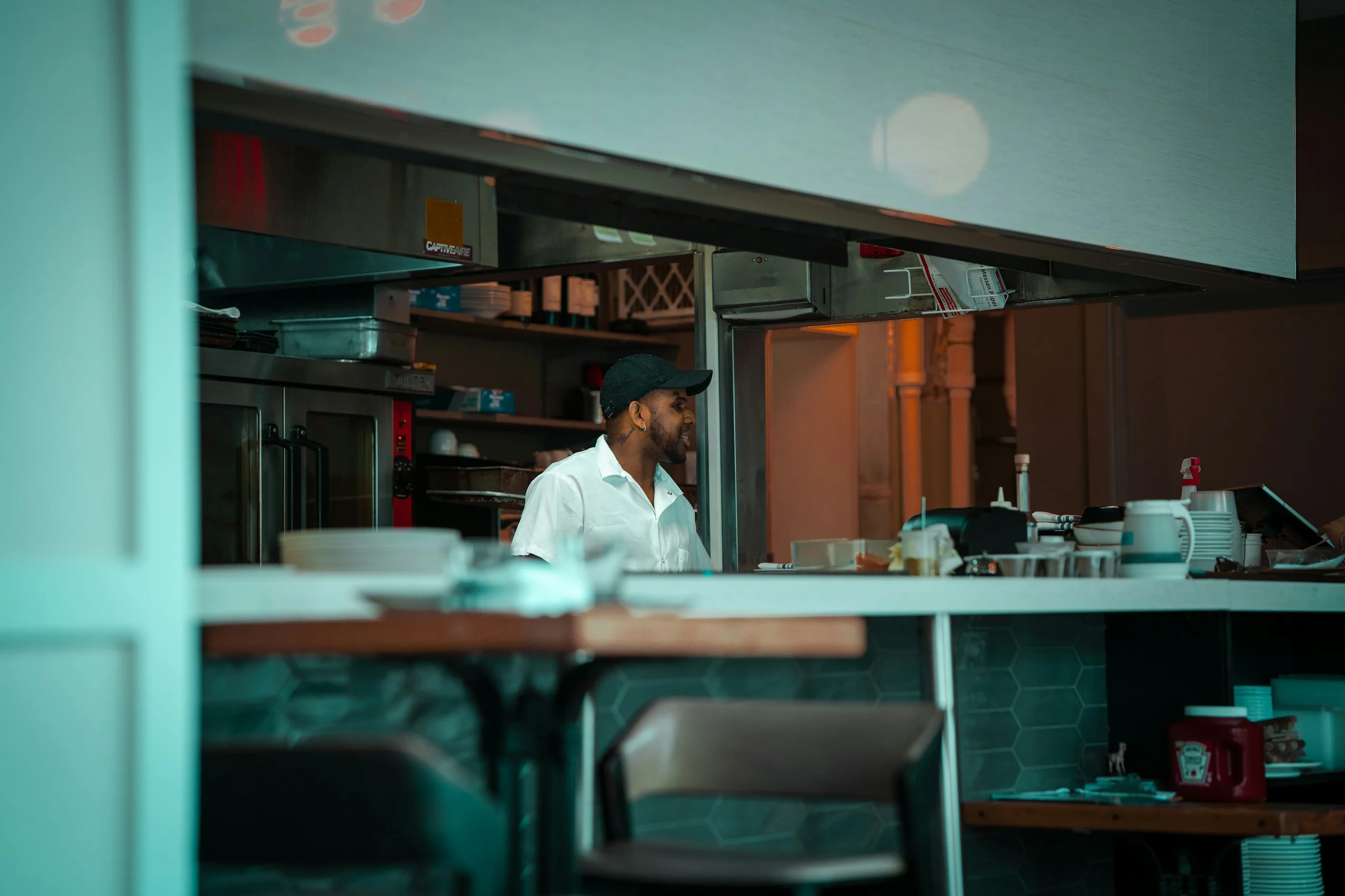 Koch arbeitet konzentriert in einer offenen Restaurantküche